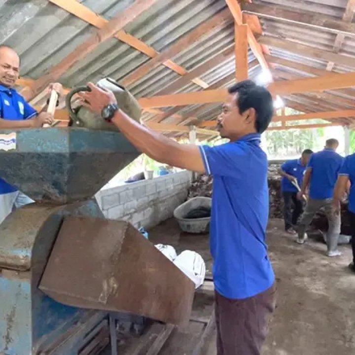 Making organic fertilizer, Pak Khlong Klang, Trang