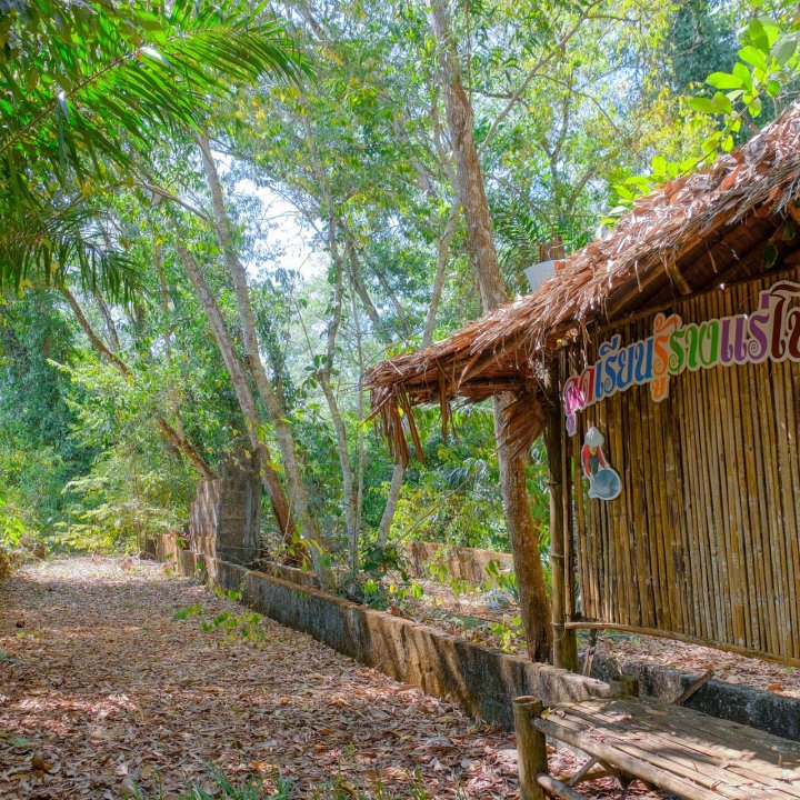 Baan Tha Din Dang Community Based Tourism Activities - Learning the mineral panning technique